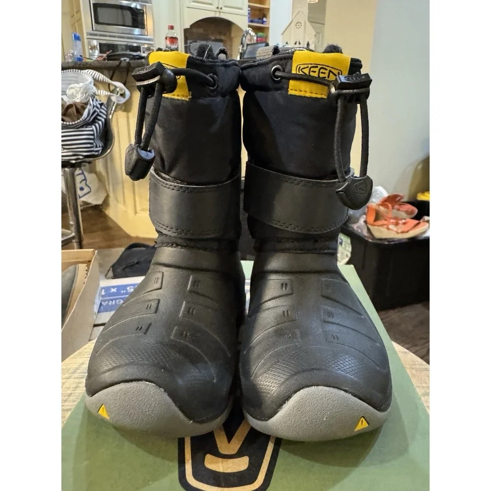 KEEN Lumi II Boot Waterproof Size 24 US 8 Black Red Carpet Insulated‎